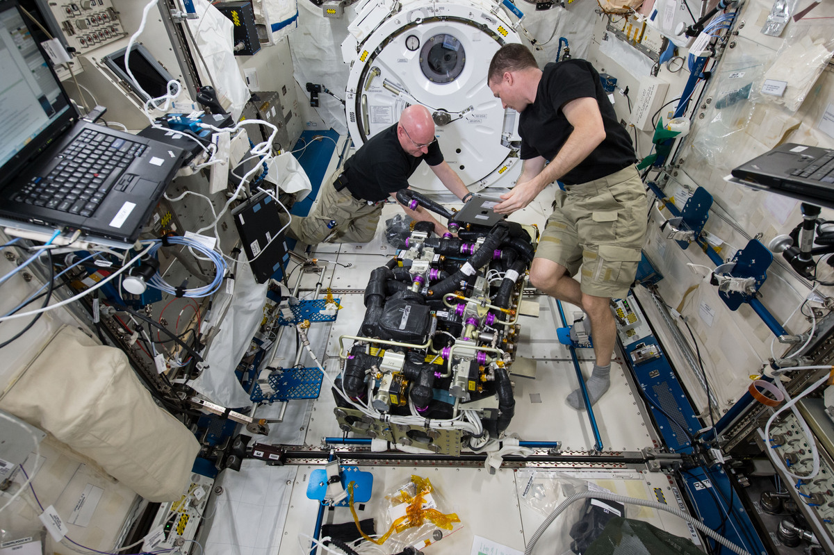 L'image du jour : quand l'iPad sert de manuel dans l'espace (dans l'ISS)