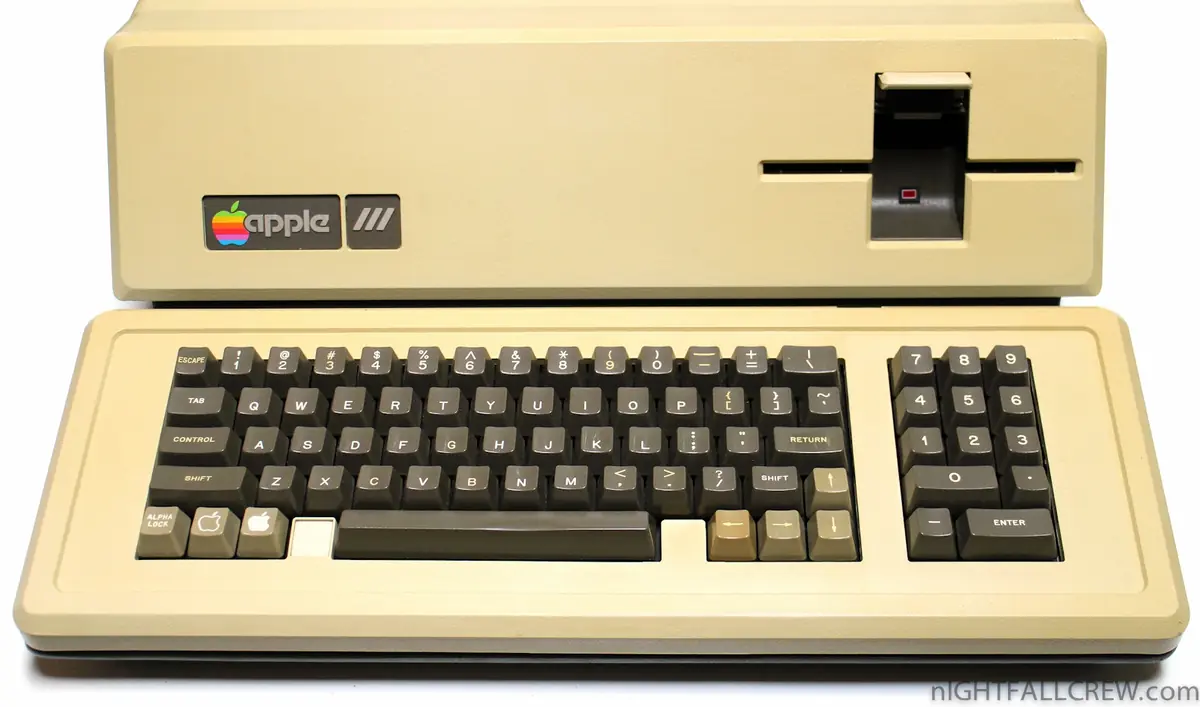 Le v&eacute;n&eacute;rable Apple III, avec ses touches Pomme vide et Pomme pleine en bas &agrave; gauche.