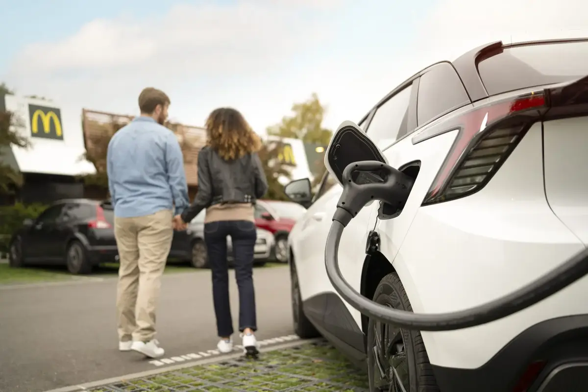 Bientôt 700 McDonald’s français équipés de bornes de recharge