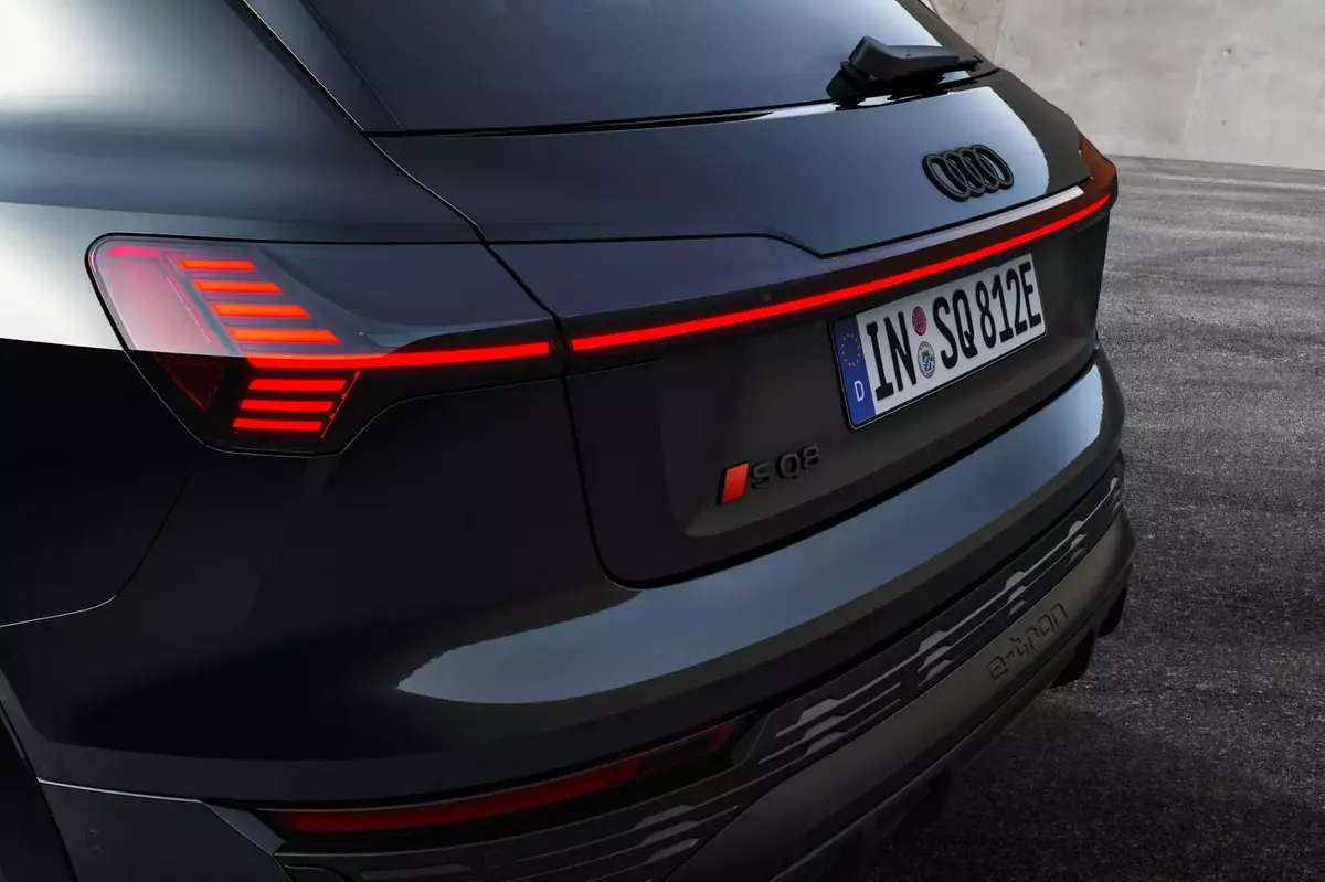 Audi E-Tron devient Audi Q8 E-Tron : énorme batterie, autonomie (et tarifs) en hausse 