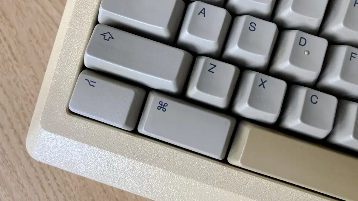 Le clavier du tout premier Macintosh sur lequel apparait la touche&nbsp;⌘.