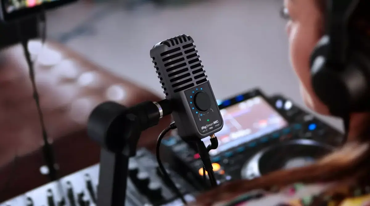 Un micro couplé à une interface audio avec l'iRig Stream Mic Pro d'IK Multimedia