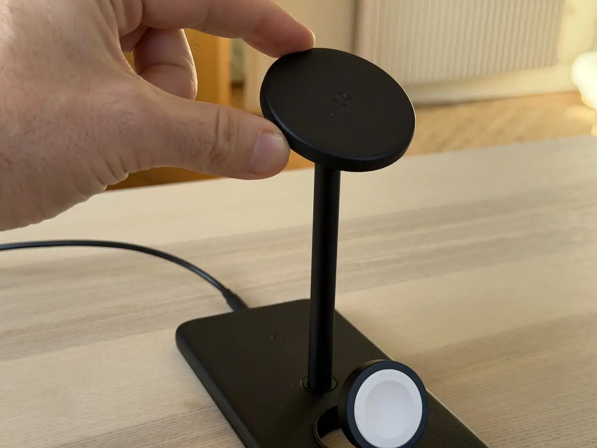 Oui, ça pivote, et la charnière est solide