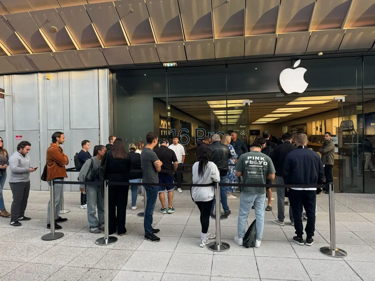 iPhone 16 : les premières files d'attente devant les Apple Store en France !