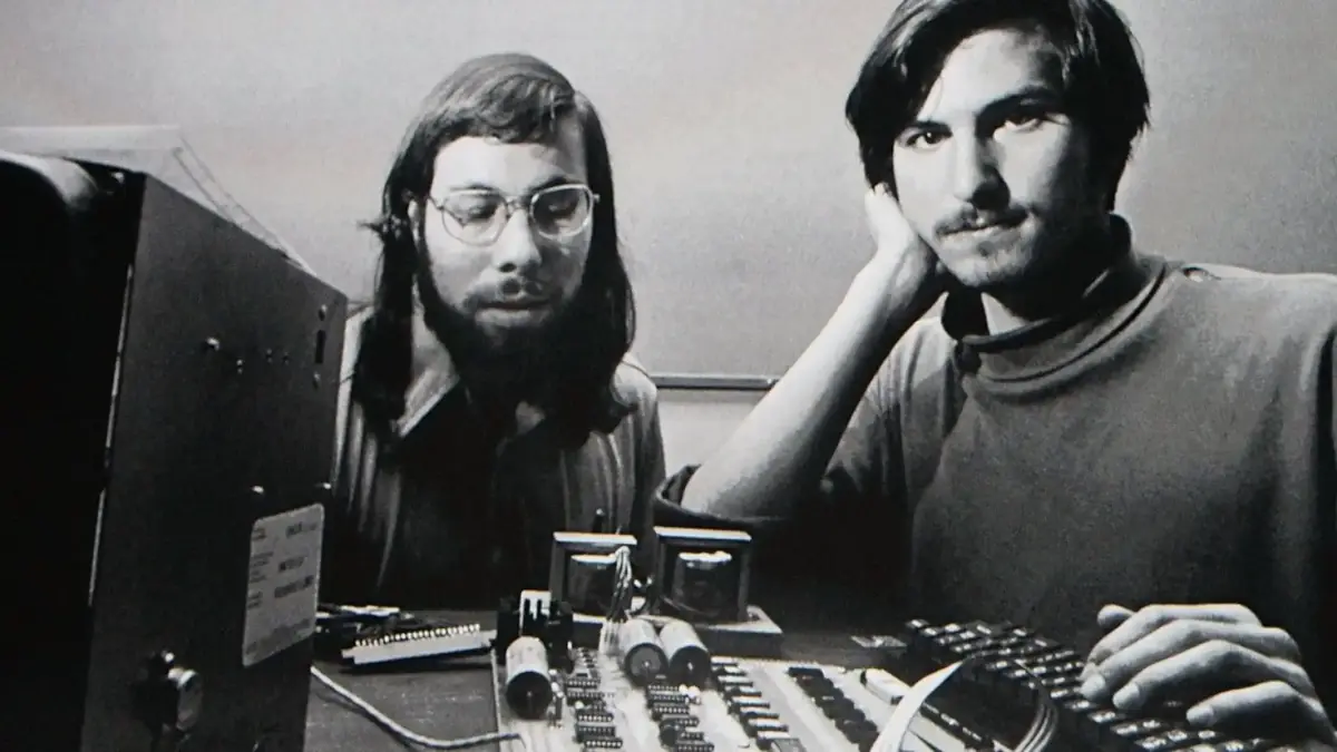 Steve Wozniak et Steve Jobs lors de la cr&eacute;ation d'Apple en 1976.