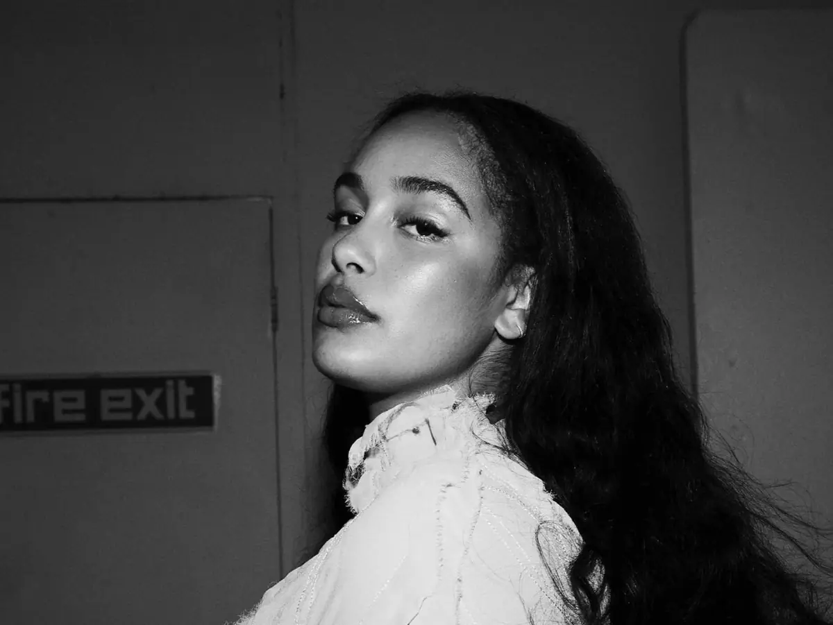 Le label de Jorja Smith réclame des royalties pour un titre viral généré par IA
