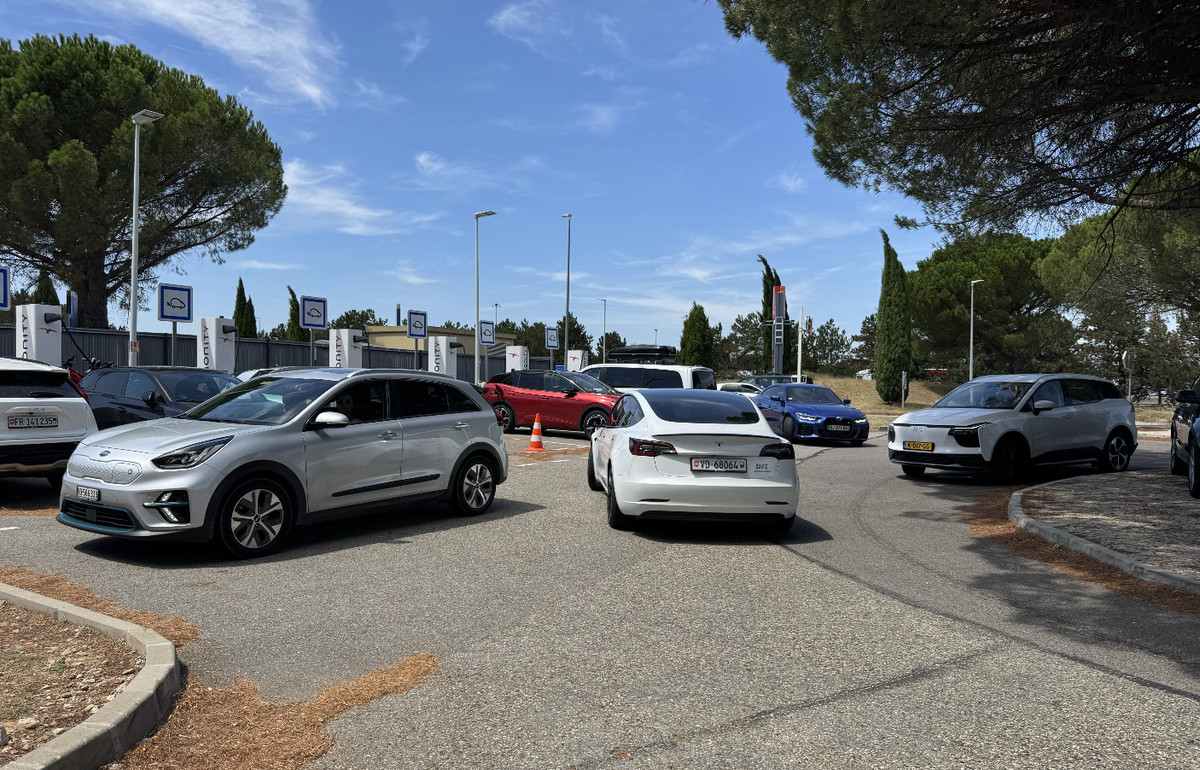 Les files d'attente aux bornes de recharge sont désormais réalité pendant les vacances