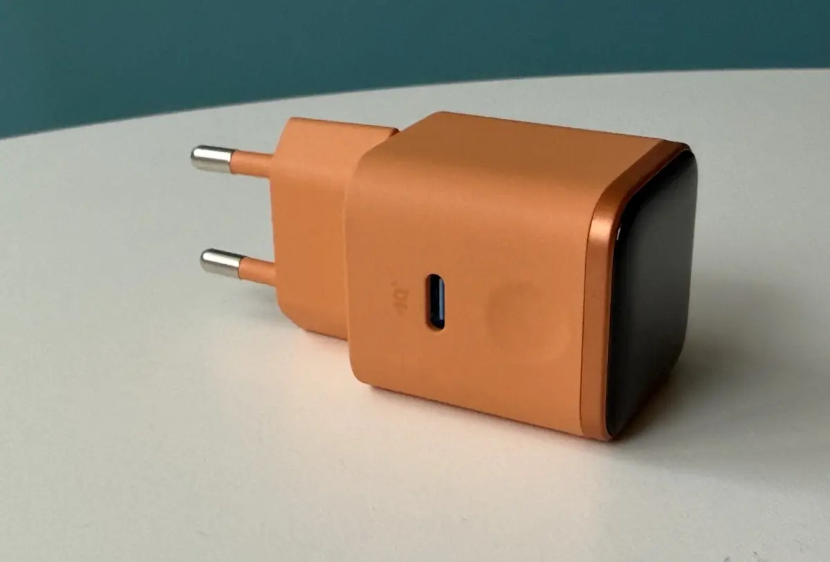 Test du chargeur Anker Nano 45W orange&nbsp;: un &eacute;cran mignon, de la charge "froide", id&eacute;al pour voyager