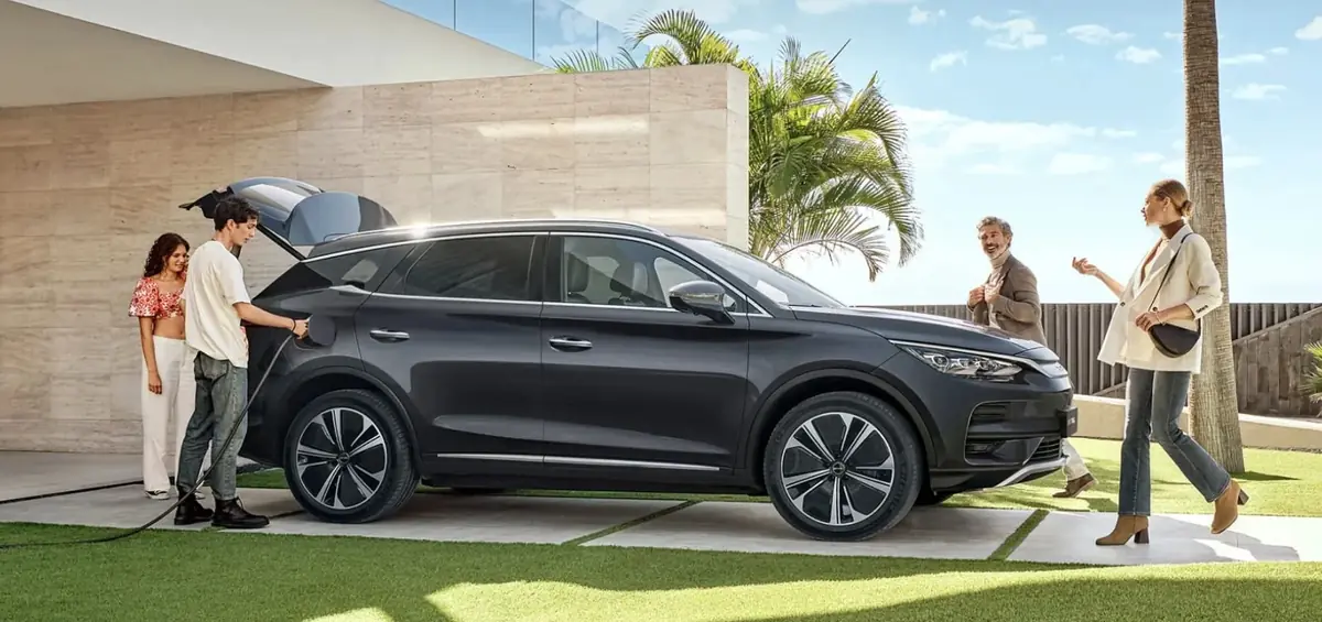 Cette BYD roule encore alors que son moteur arri&egrave;re pend sous la voiture