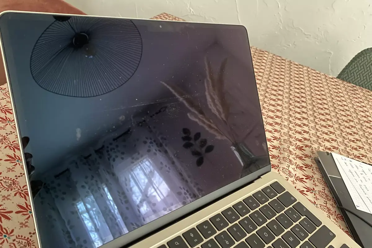 Des soucis de revêtement d'écran dégradé sur les MacBook Air M2. Êtes-vous touchés ?