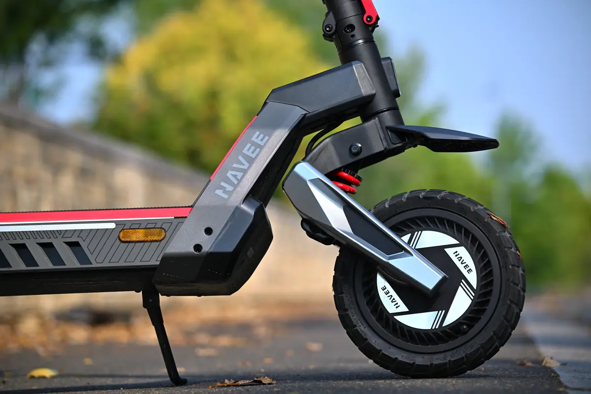 Test Navee XT5 Ultra&nbsp;: deux moteurs et un confort de scooter