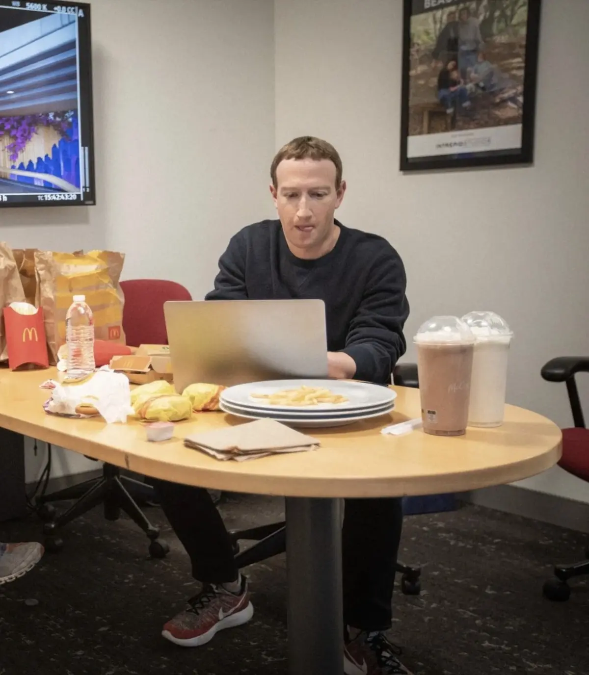 Pourquoi Mark Zuckerberg a-t-il retouché la Pomme de son MacBook sur cette photo ?