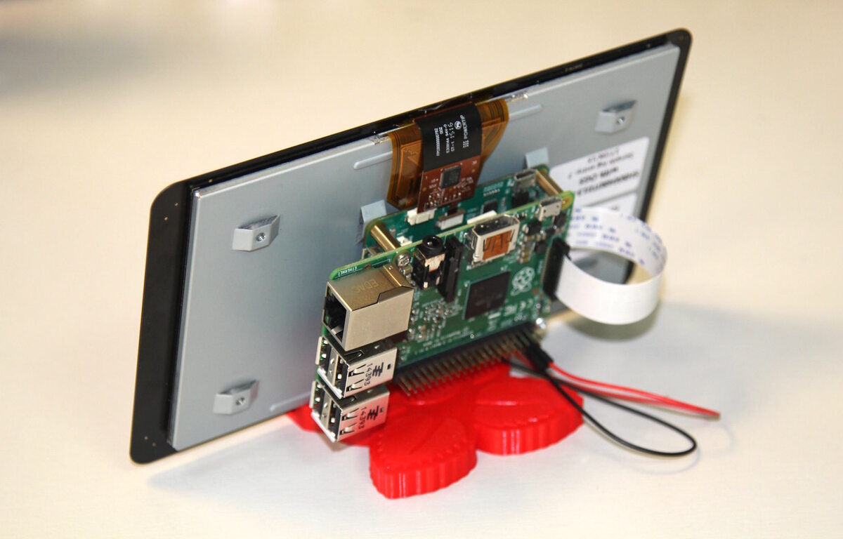 Le Raspberry Pi gagne un écran tactile de 7 pouces, en vente pour moins de 60€