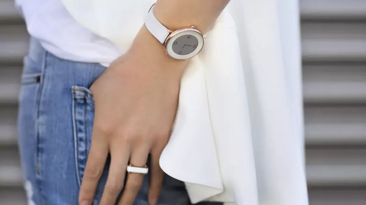 Pebble présente sa nouvelle montre circulaire "Round" (avec un modèle femme)