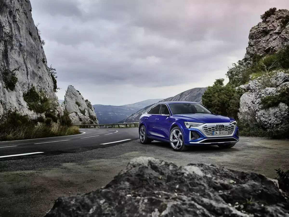 Audi E-Tron devient Audi Q8 E-Tron : énorme batterie, autonomie (et tarifs) en hausse 