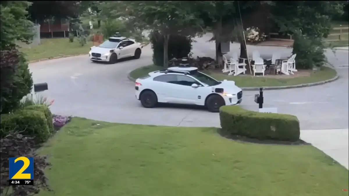 Pourquoi ces v&eacute;hicules autonomes Waymo tournent en rond tous les matins...