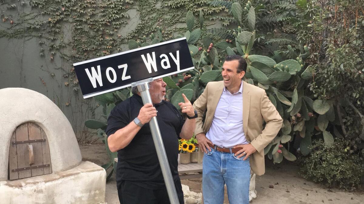 L'image du jour : Woz a piqué le panneau de sa rue à San Jose (et pose avec le maire !)