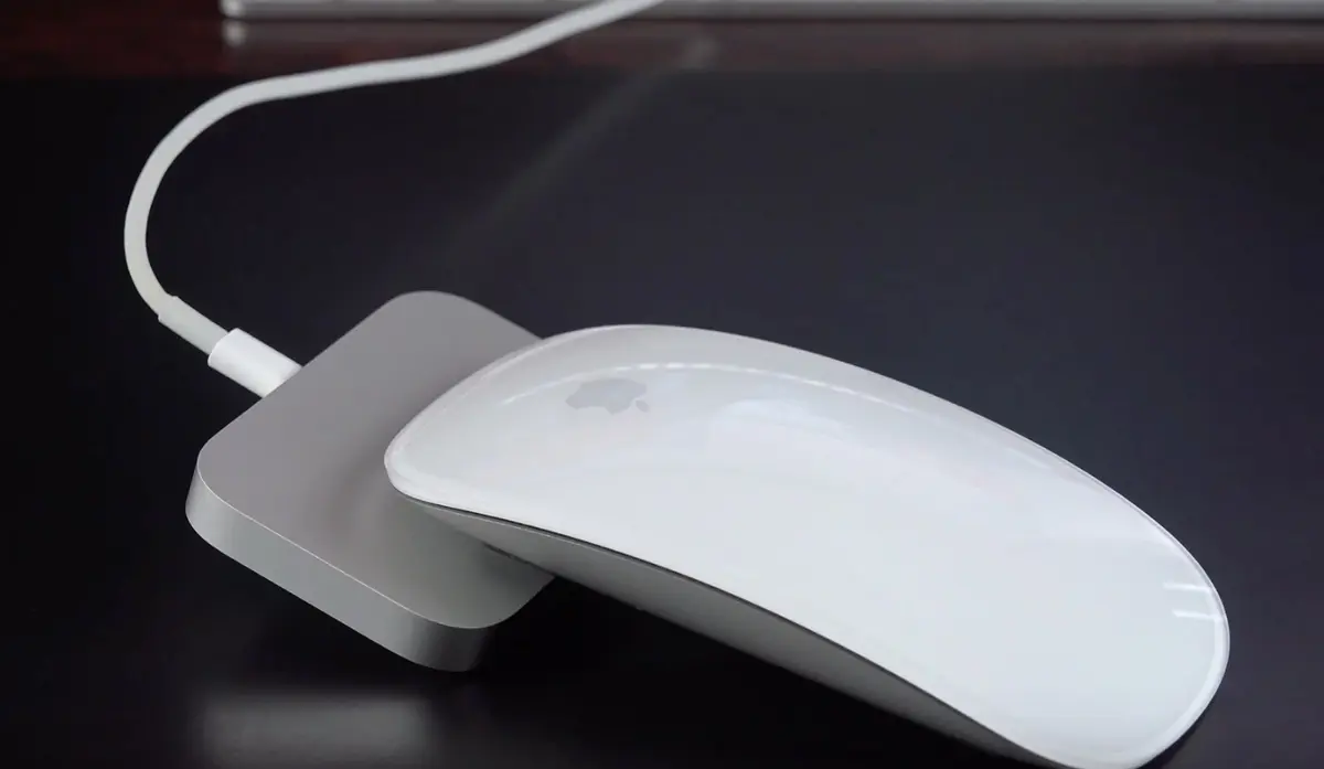 Déballage de la Magic Mouse 2 : il y a un câble lightning dans la boite !