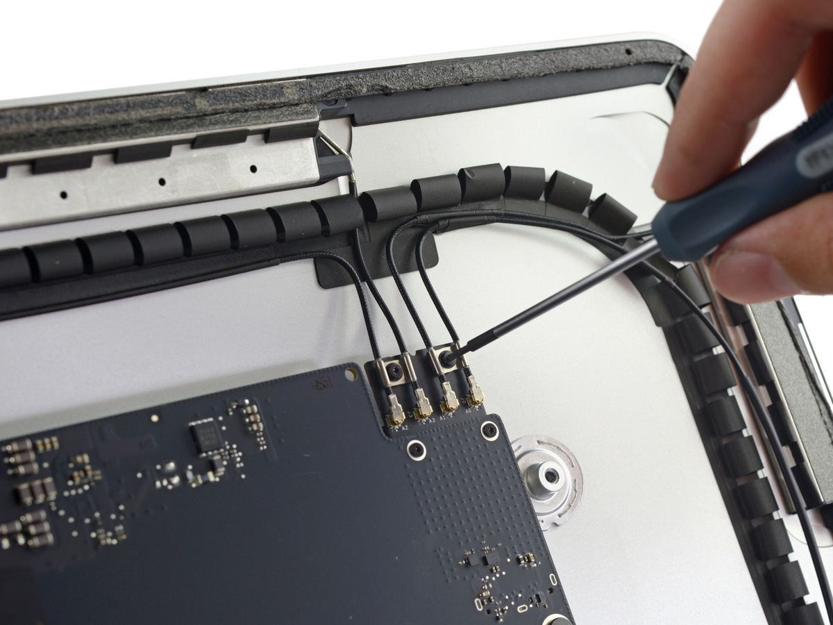 iFixit démonte le nouvel iMac 21,5'' : RAM soudée et toujours pas de connecteur Fusion Drive