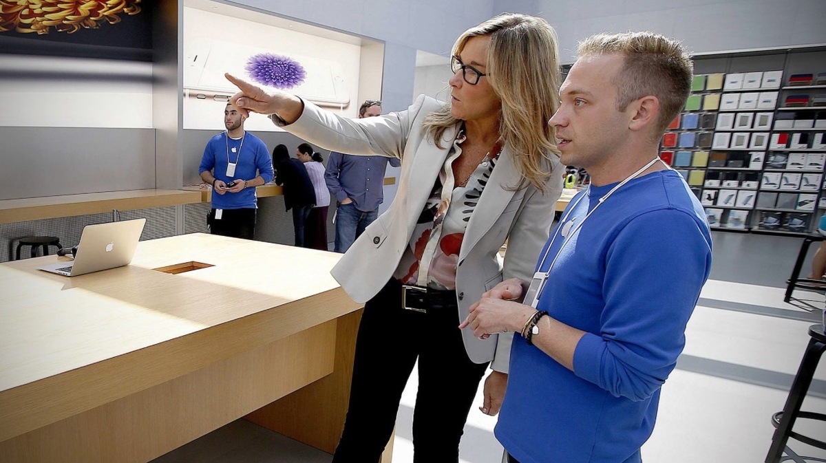 Angela Ahrendts s'exprimera sur des questions de "leadership" pour Bloomberg