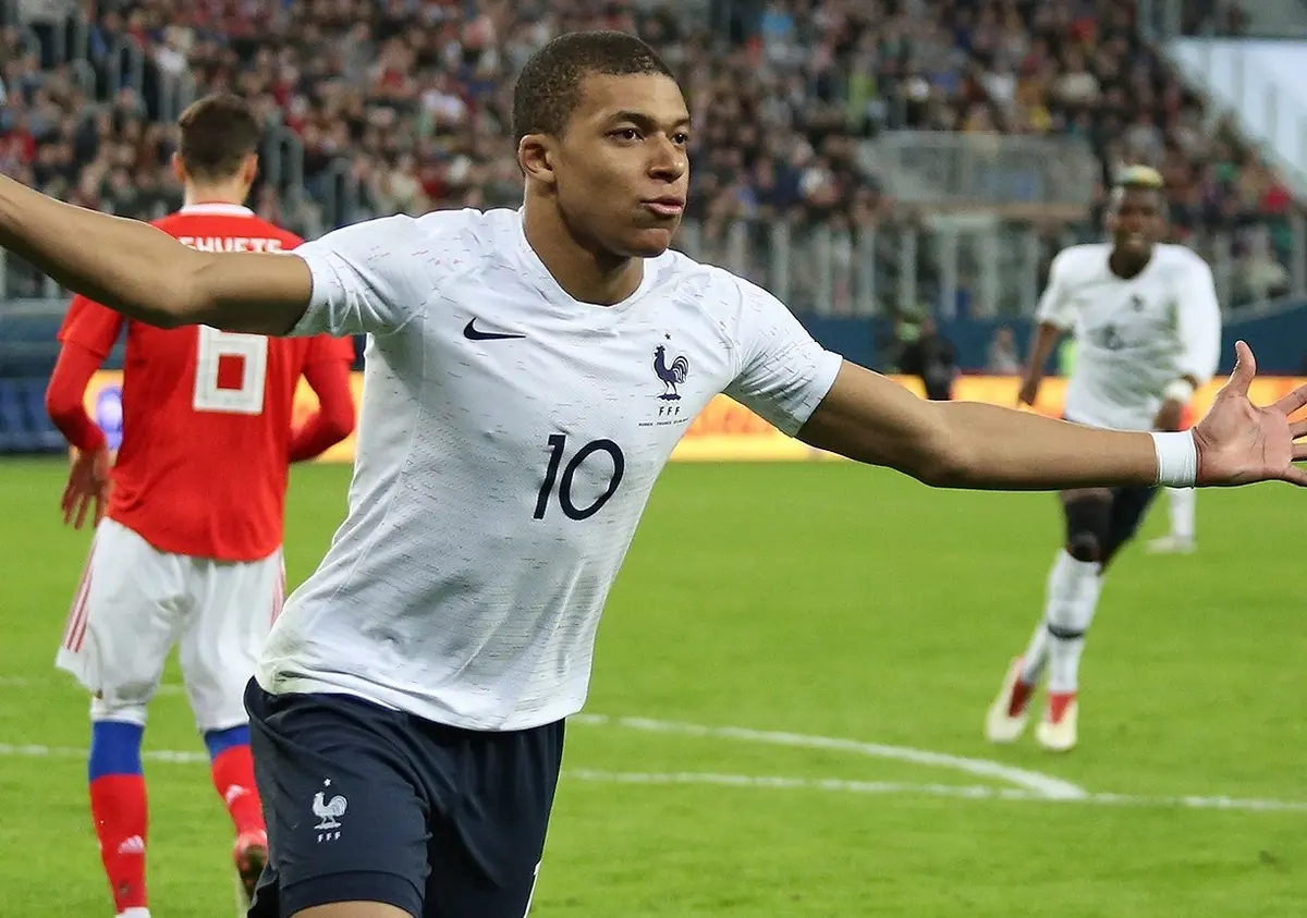 Mbappé nous montre la taille de sa télé Loewe en plein match