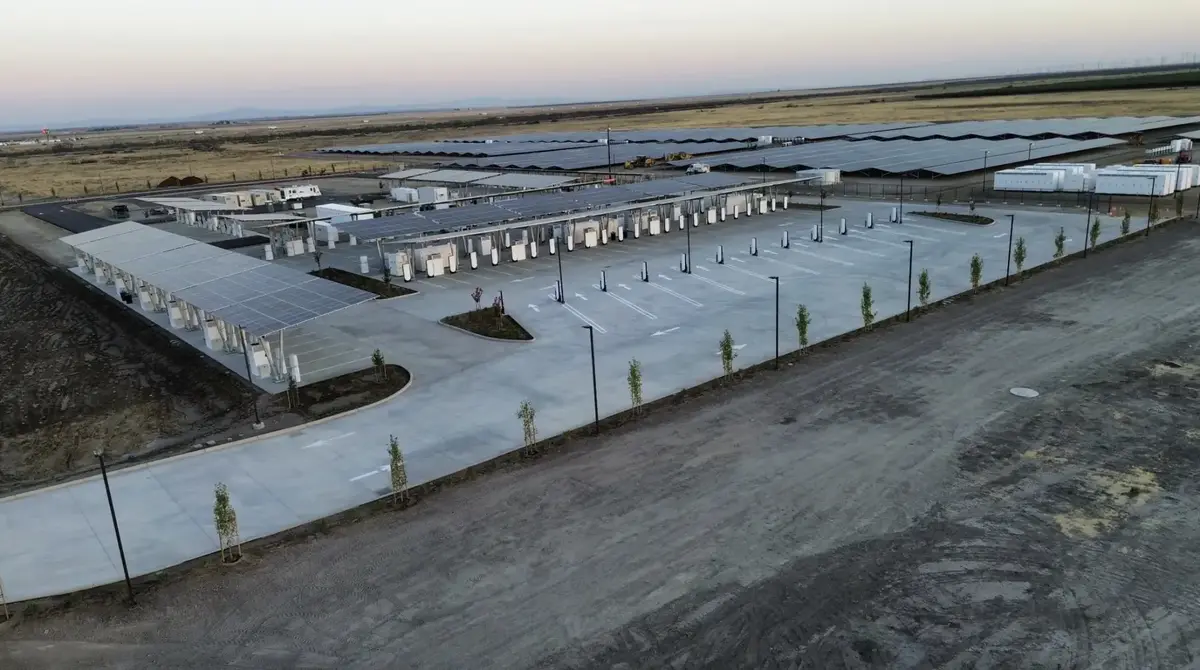 Tesla : que se cache derrière ces nouveaux SuperChargers "Oasis" ?