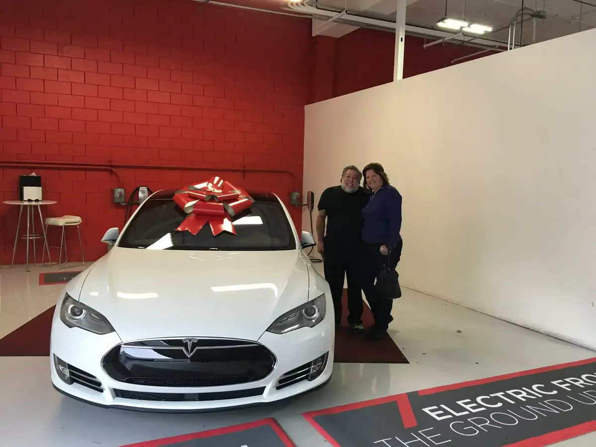 Faute d'Apple Car, Woz s'est payé une nouvelle Tesla Model S toutes options (photo)