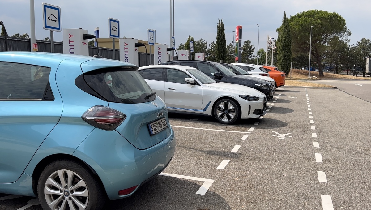 Bornes de recharge en vacances : 2022, premier été chaotique pour les voitures électriques