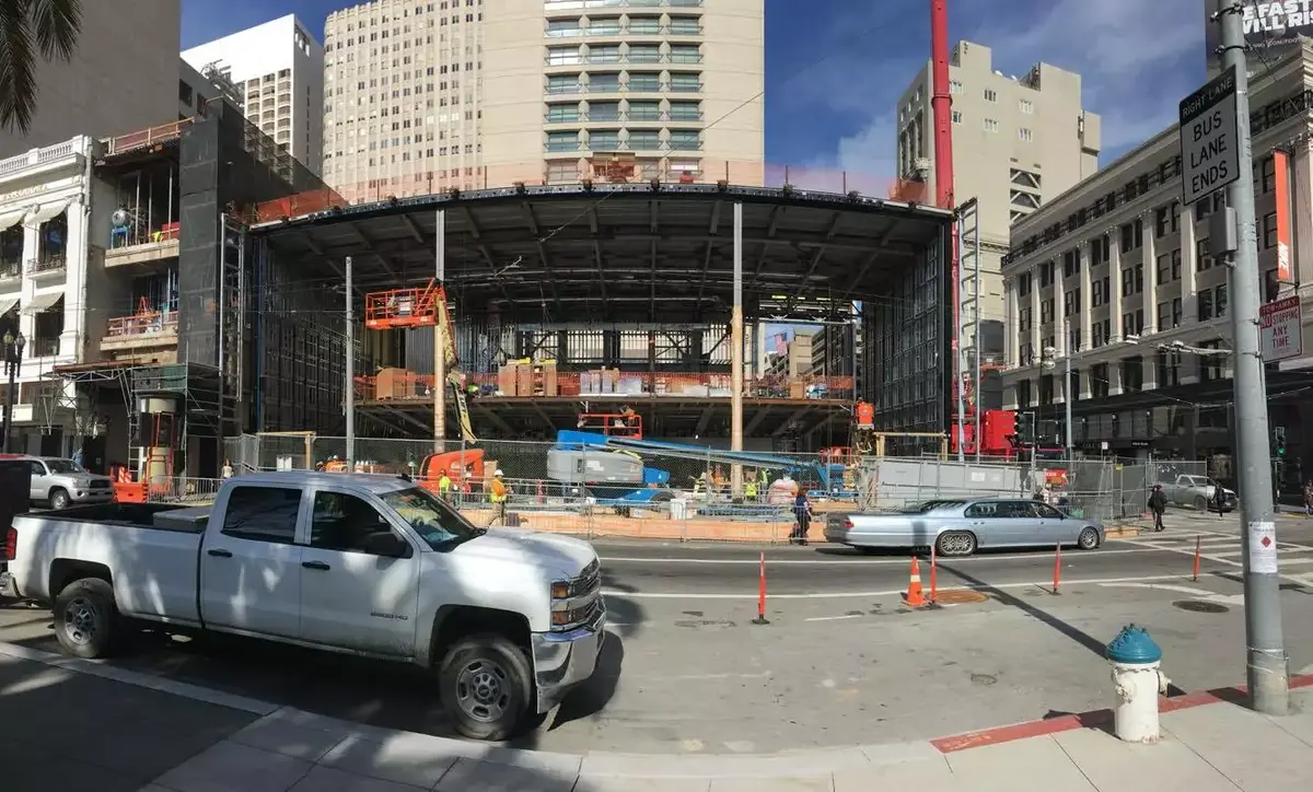 Les immenses panneaux métalliques se déploient à l'Apple Store de San Francisco (photos)