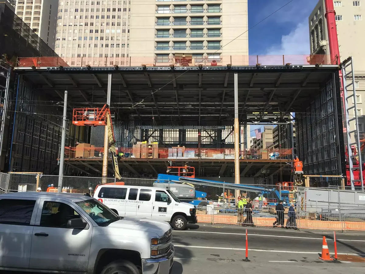 Les immenses panneaux métalliques se déploient à l'Apple Store de San Francisco (photos)