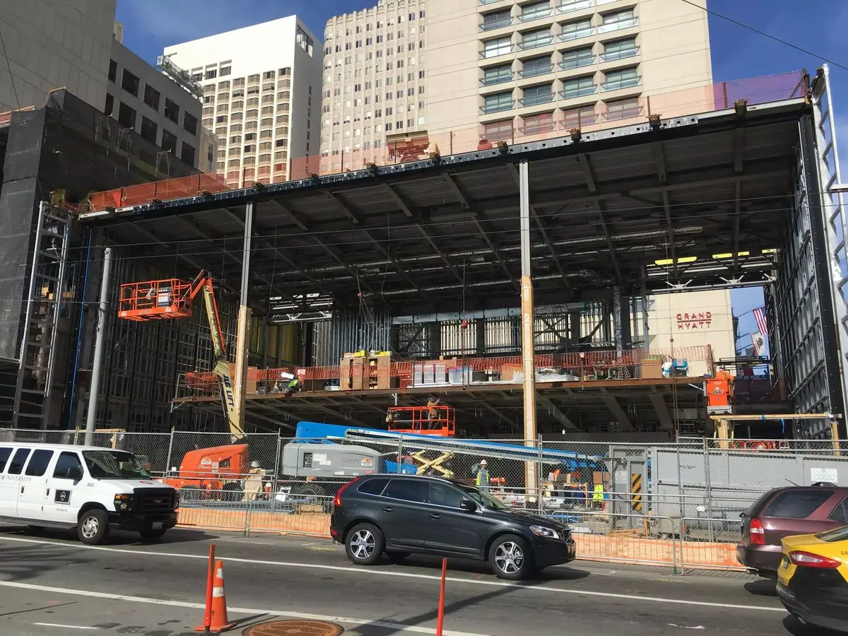 Les immenses panneaux métalliques se déploient à l'Apple Store de San Francisco (photos)