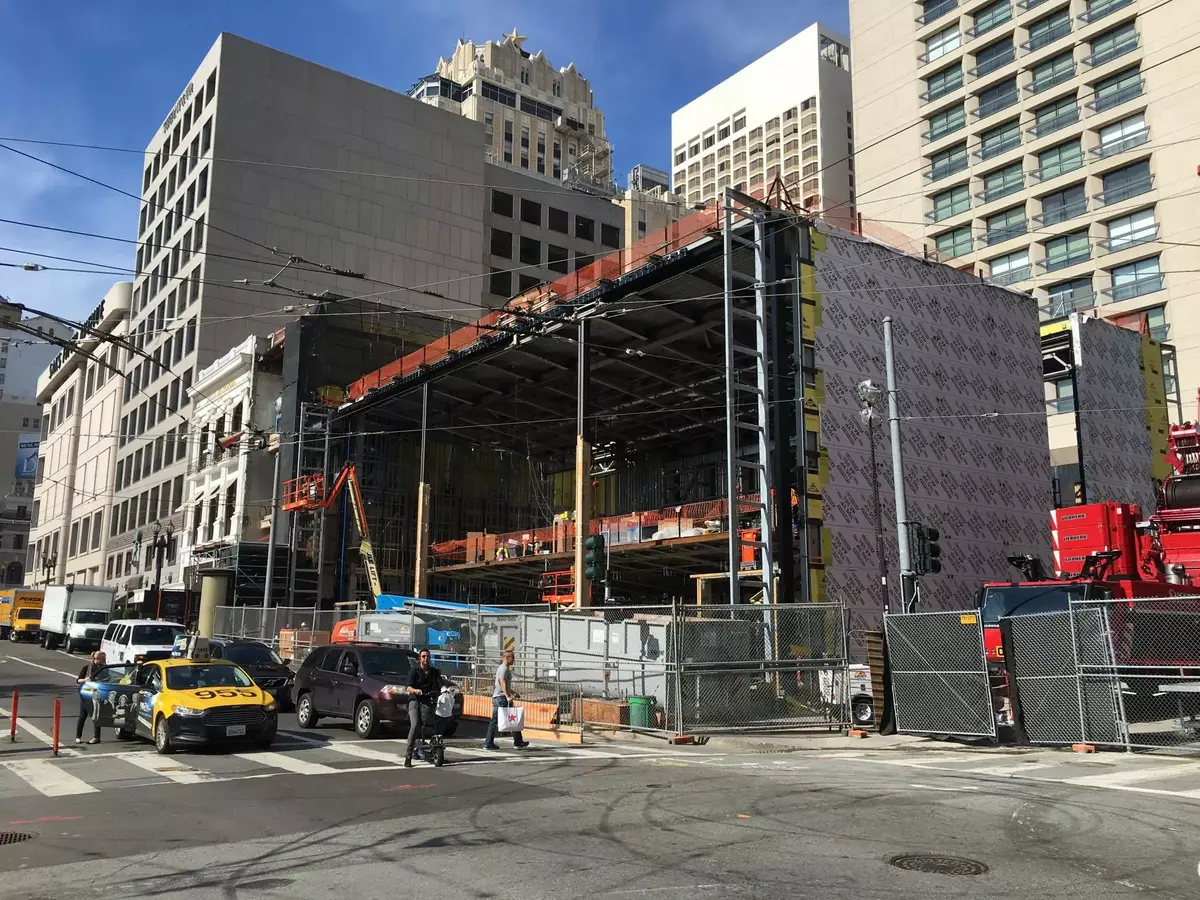 Les immenses panneaux métalliques se déploient à l'Apple Store de San Francisco (photos)