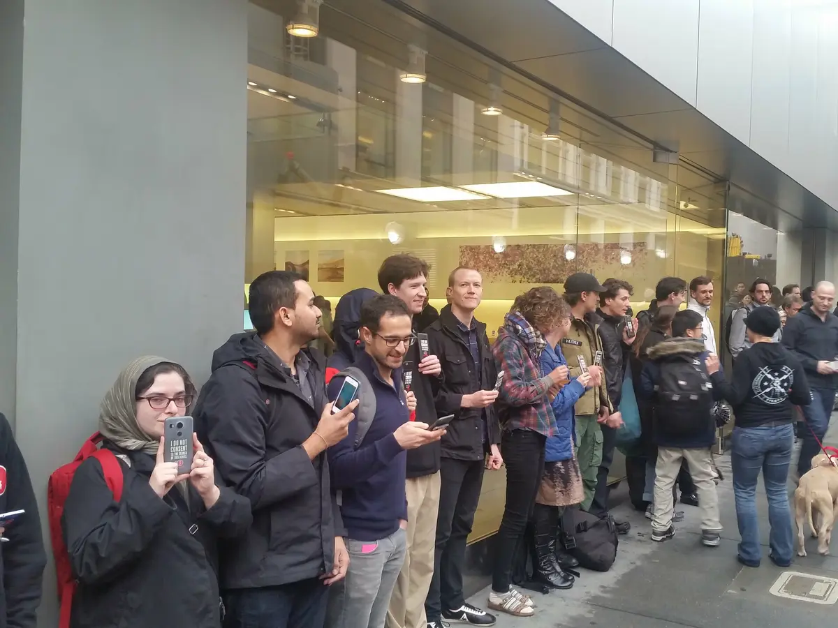 Une manifestation de soutien à Tim Cook devant l'Apple Store de San Francisco