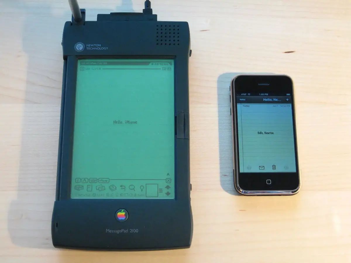 Le Newton MessagePad 2100 : dernier Newton ultra puissant avec ses 4 Mo de RAM.