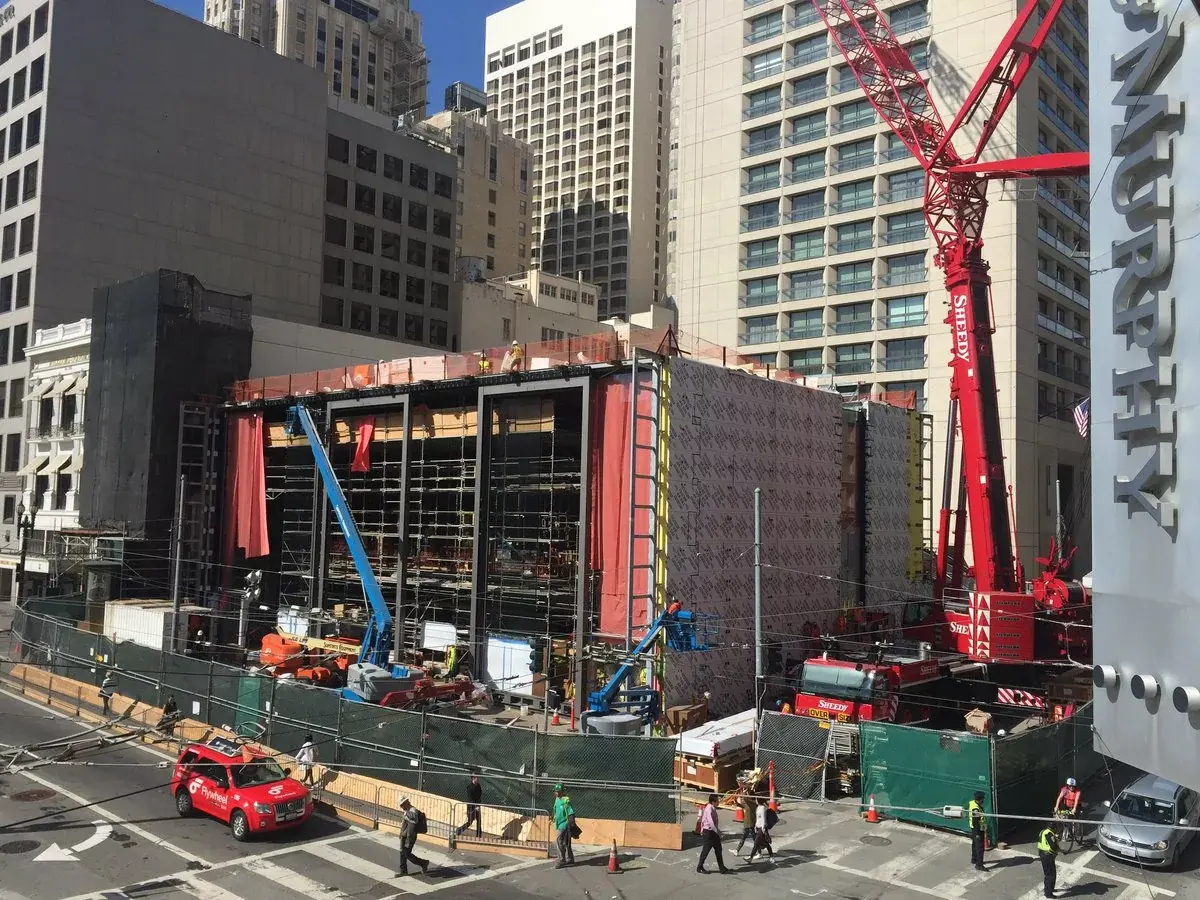 Les portes coulissantes géantes sont arrivées à l'Apple Store de San Francisco (photo)