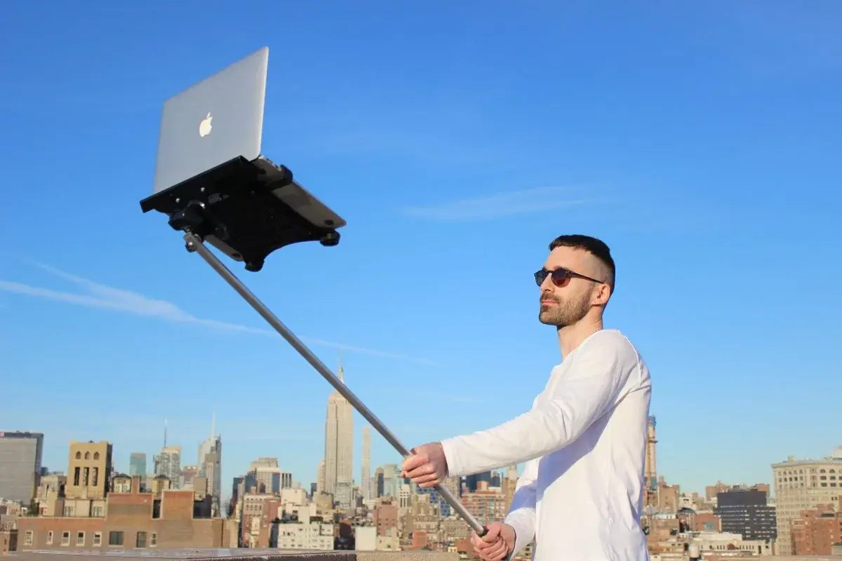 L'image du jour : enfin une perche à selfie pour MacBook !