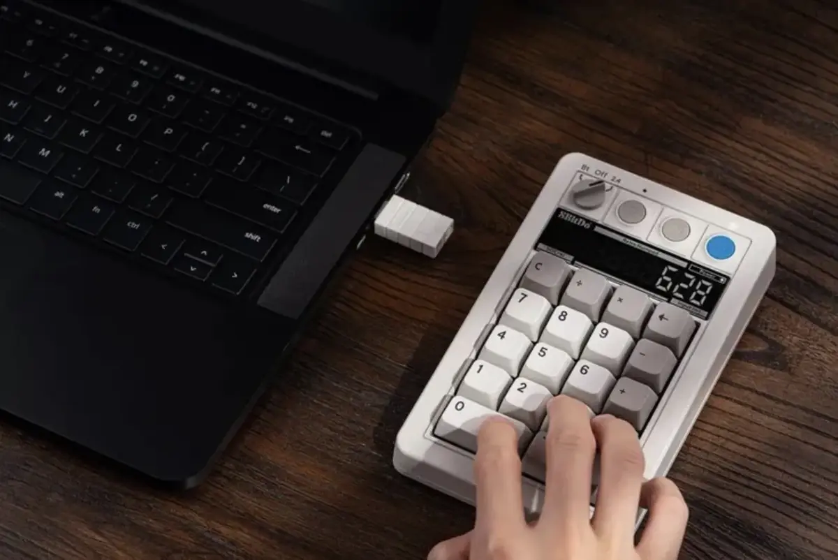 De quel clavier légendaire s'inspire ce modèle signé 8BitDo ?