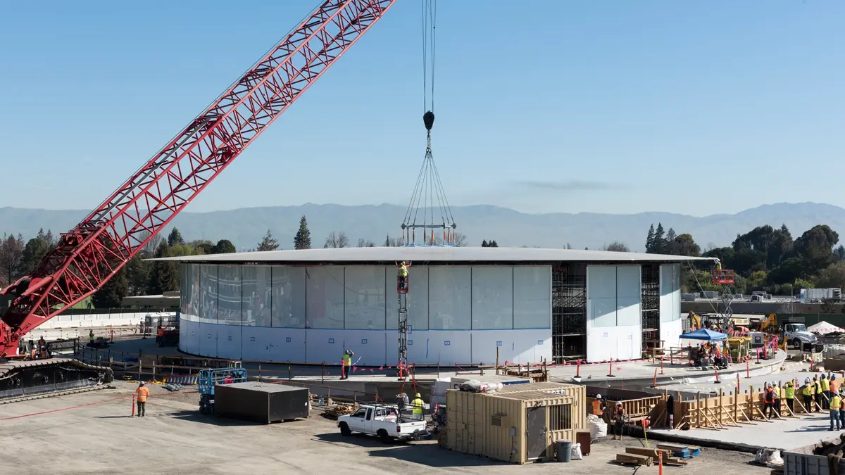 Des photos inédites de la nouvelle salle de presse "OVNI" du Campus 2