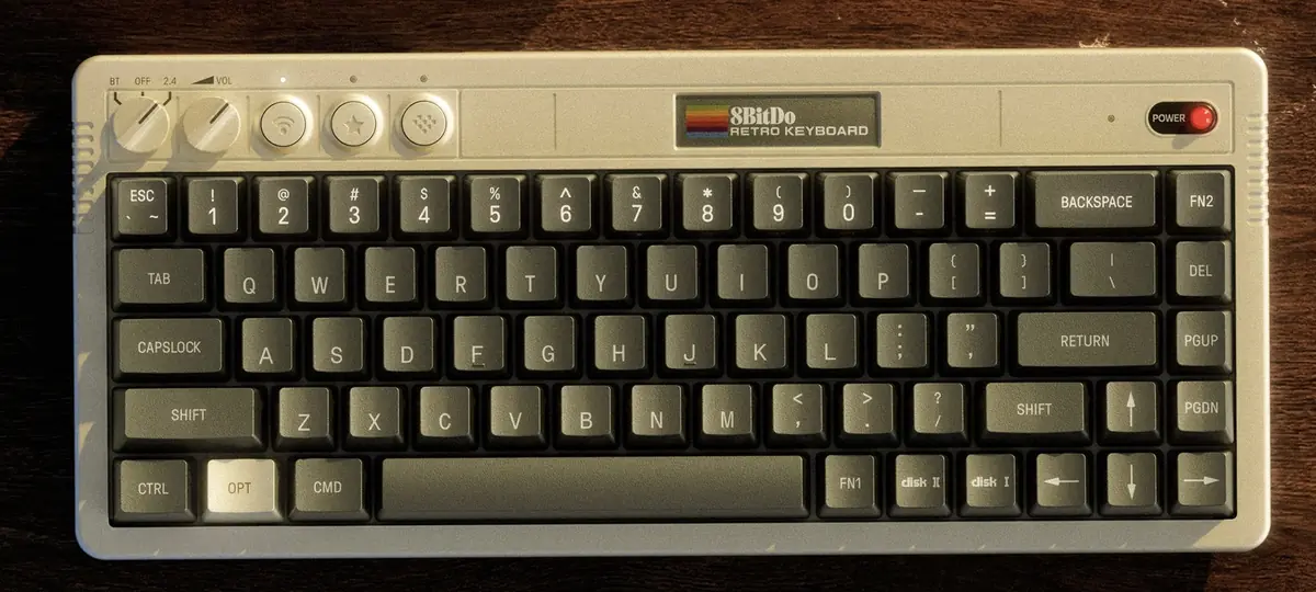 8BitDo sort un clavier m&eacute;canique inspir&eacute; de l'Apple II pour les 50 ans d'Apple