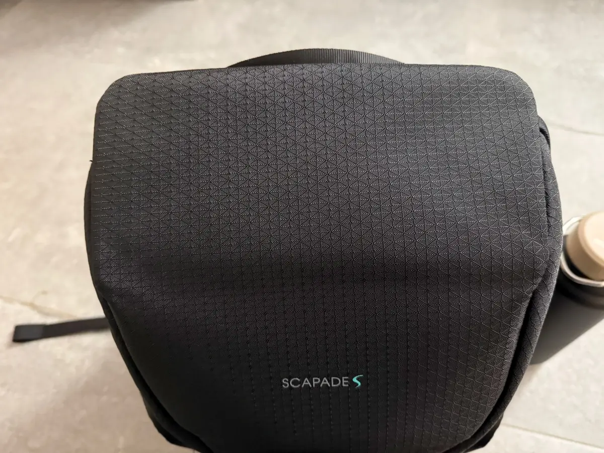 Une couverture magn&eacute;tique permet de cacher subtilement le cadenas.