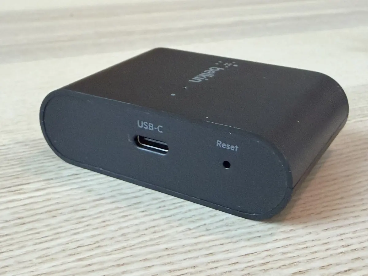 L'USB-C pour alimenter l'appareil, et un petit trou "Reset" pour r&eacute;initialiser l'appareil