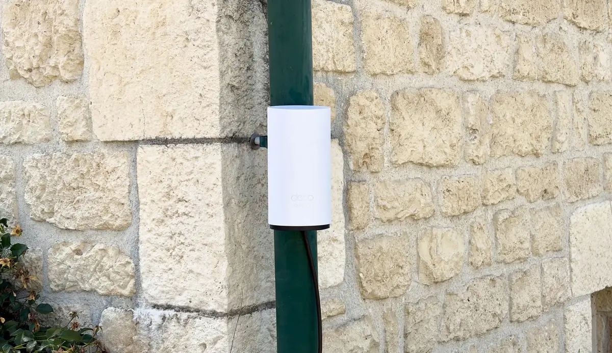 Le montage pour ce test&nbsp;: j'ai fix&eacute; le routeur &agrave; une &eacute;vacuation d'eau de pluie