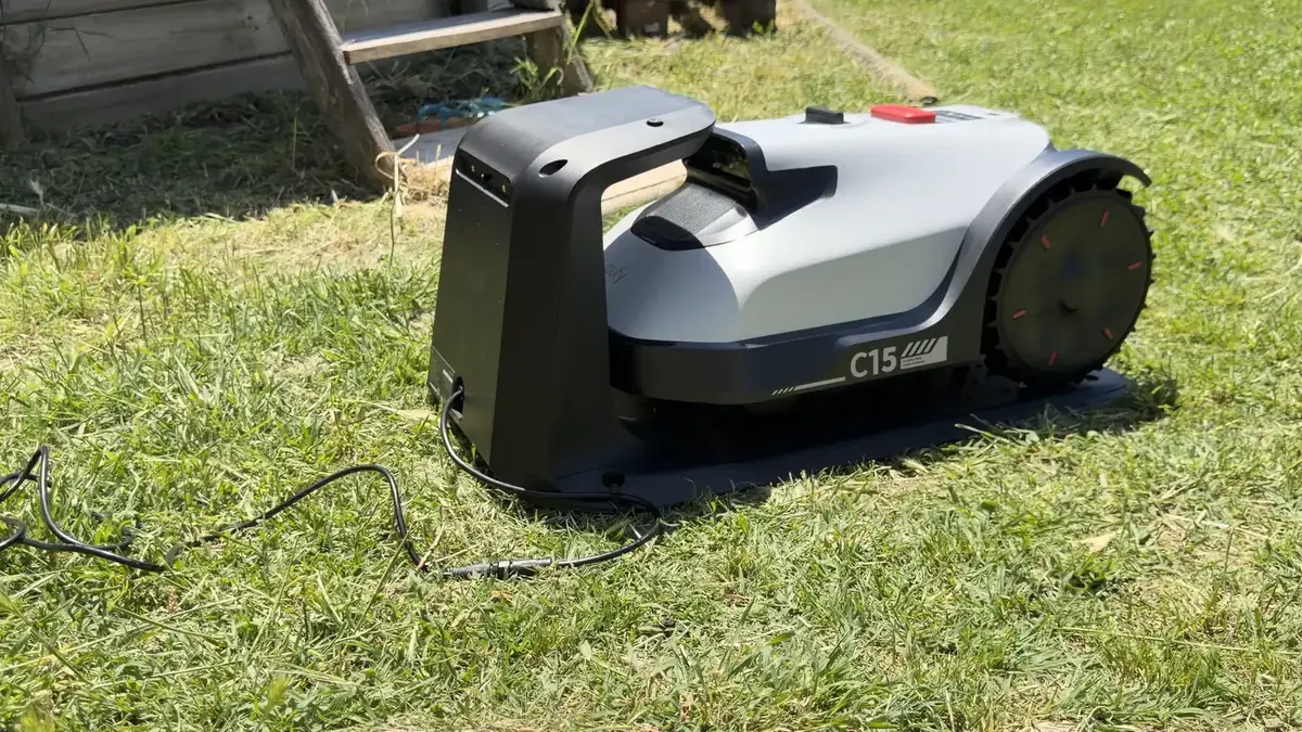 Le robot-tondeuse eufy C15 tombe &agrave; 719&euro; (Test&eacute; par Mac4Ever)