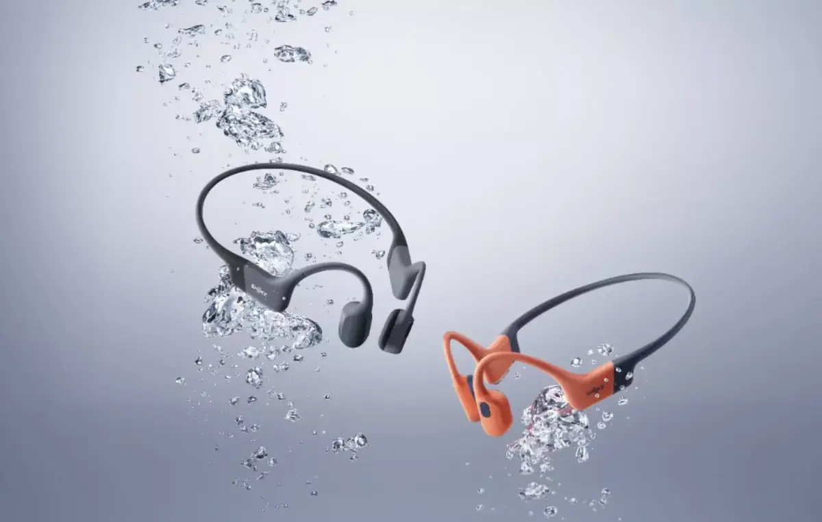 Un casque Bluetooth à conduction osseuse étanche avec l'OpenSwin Pro de Shokz