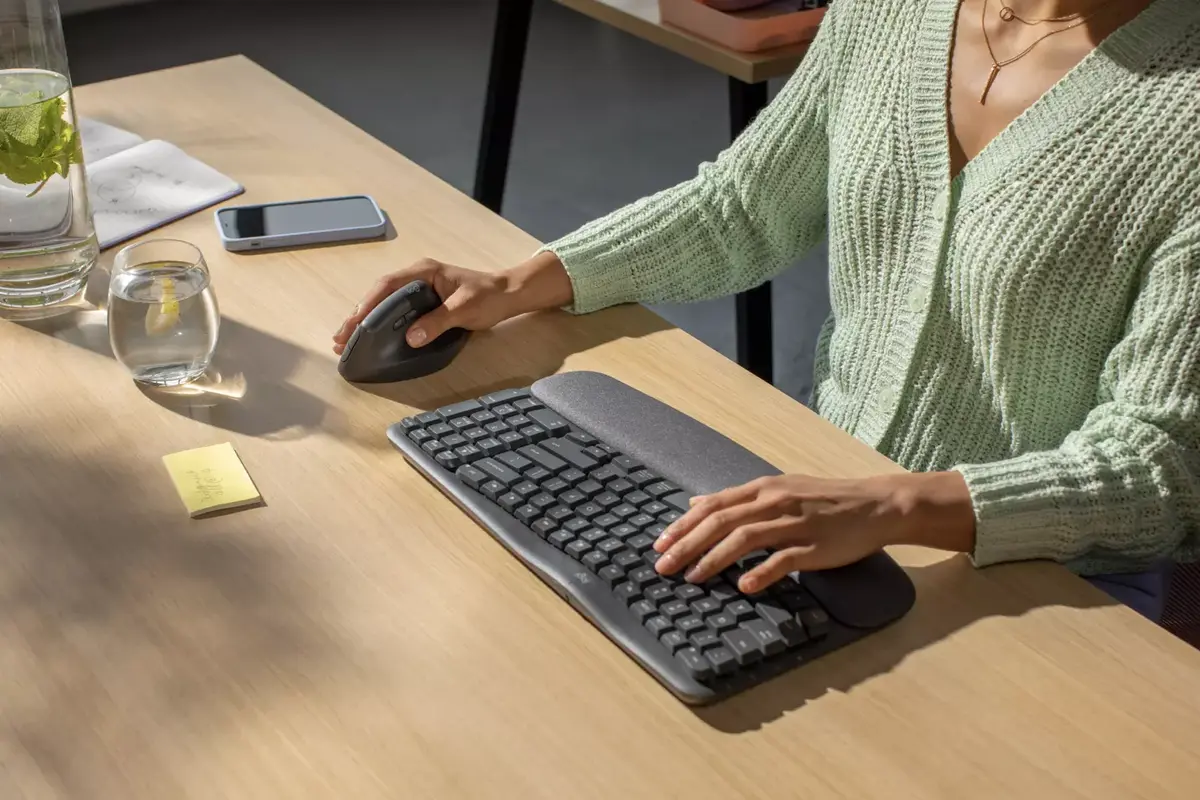 Logitech veut démocratiser le clavier ergonomique avec le Wave Keys