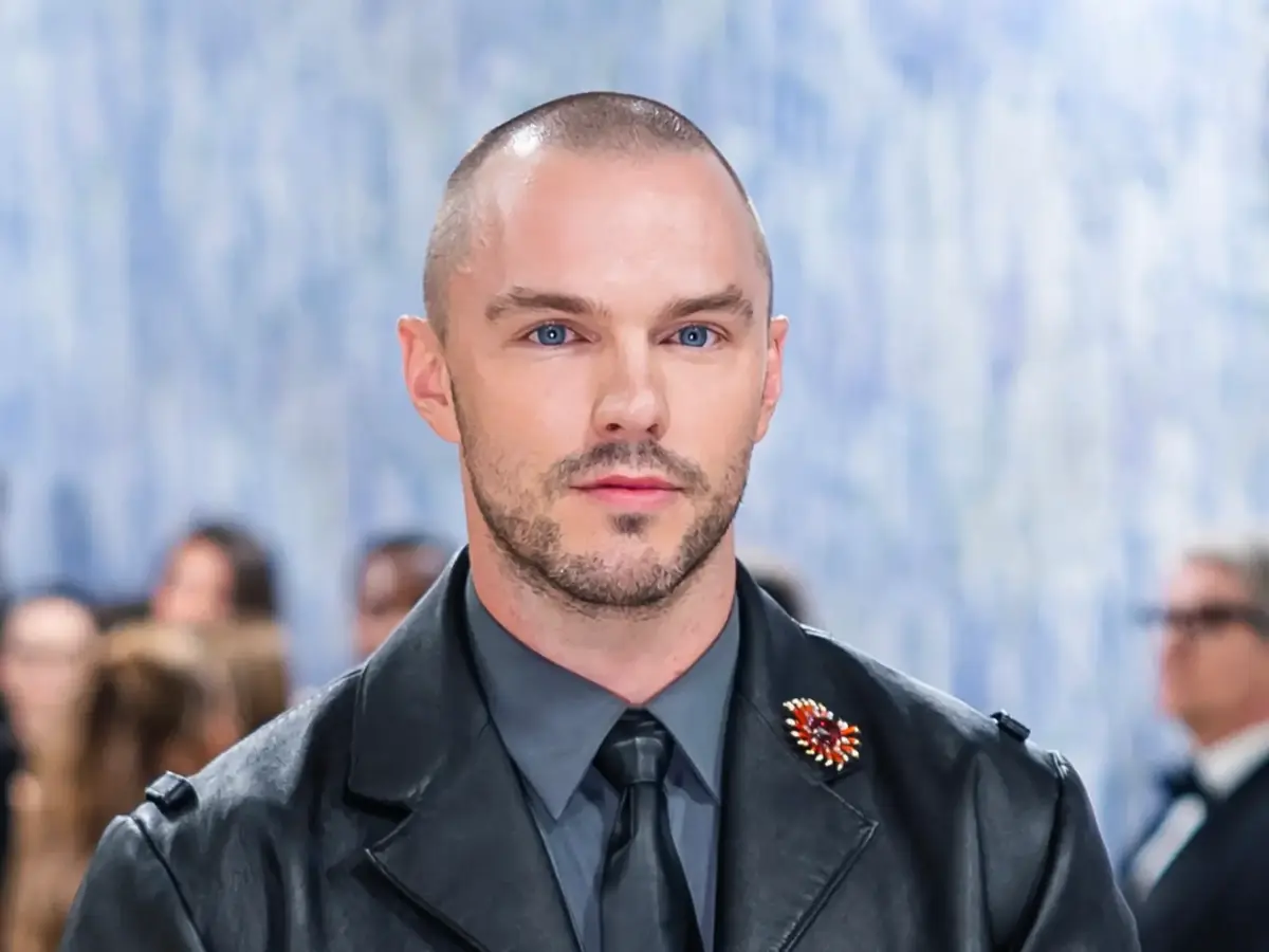 Nicholas Hoult laisse tomber
