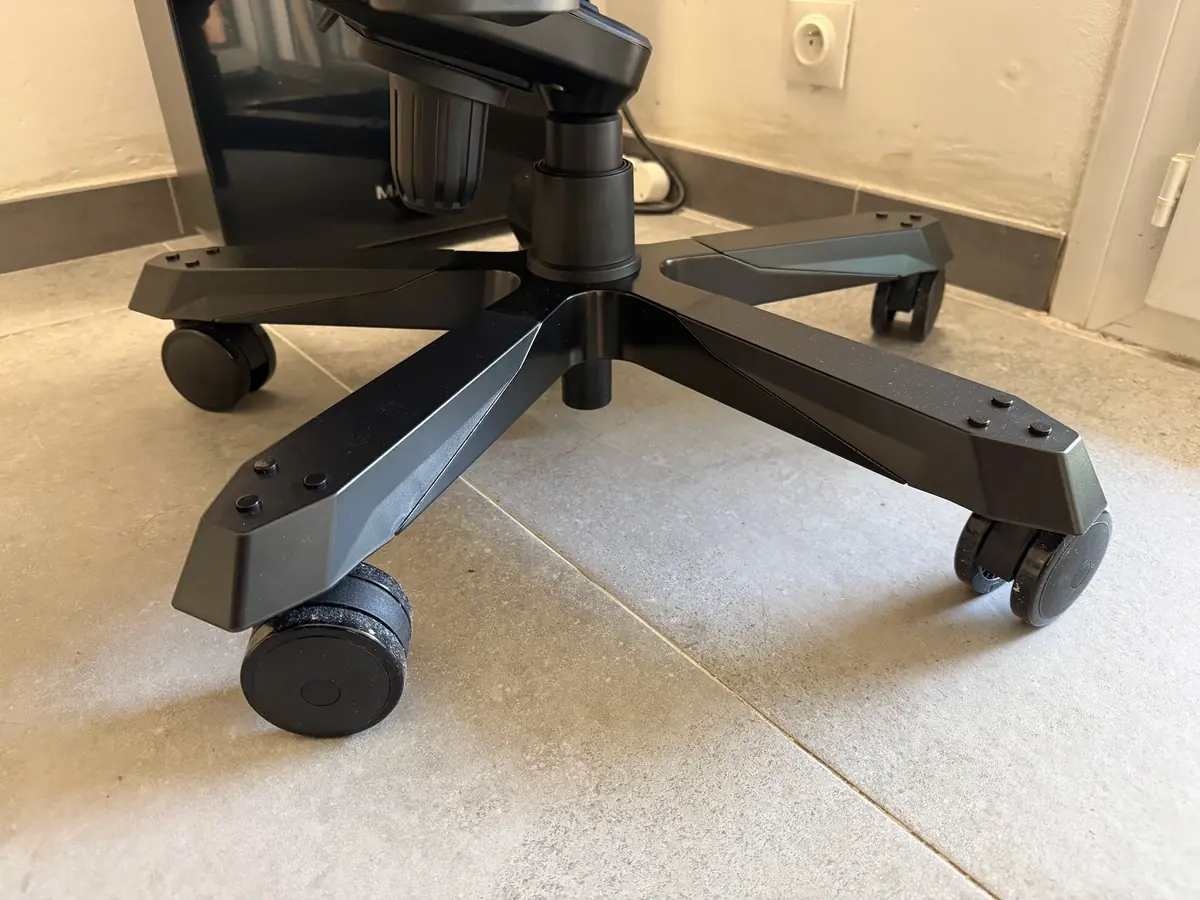 Le design un peu agressif du bas de la chaise.