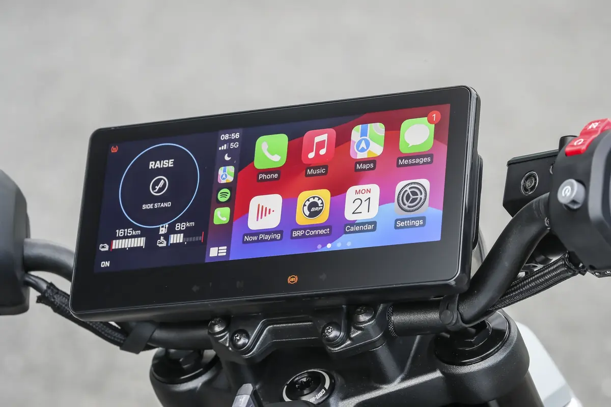 Essai de la Can-Am Pulse, la premi&egrave;re moto &eacute;lectrique &eacute;quip&eacute;e de CarPlay