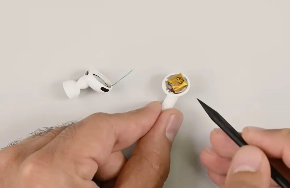 Capteurs peints et batteries deux fois plus petites&nbsp;: iFixit ouvre de faux produits Apple