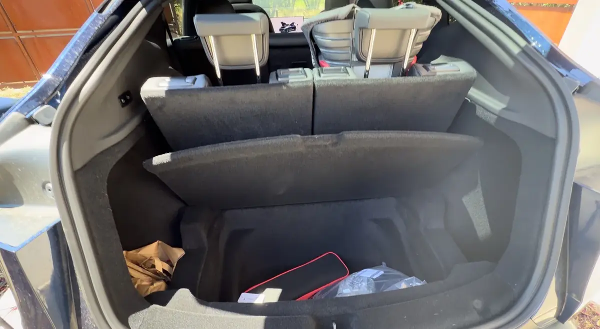 Essai Model Y 7 places 2026&nbsp;: peut-on vraiment partir en vacances en famille avec des bagages&nbsp;?